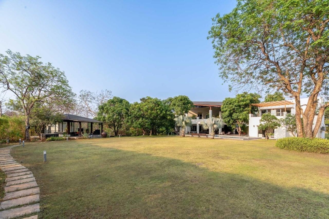 The Leaf By Stayvista - An Enchanting Escape Offering A Pool, Terrace, Lush Lawn, Contemporary Interiors, And Indoor Games آليباغ المظهر الخارجي الصورة